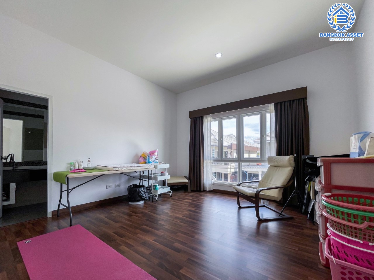 *****บ้านเดี่ยวมือสอง ม. คุณาลัย ซิมโฟนี บ้านกล้วย-ไทรน้อย บ้านสวยพร้อมเข้าอยู่ หลังมุม บนเนื้อที่กว่า 74.9 ตร.ว. พื้นที่ใช้สอยกว้างถึง 250 ตร.ม. ฟังก์ชัน 5 ห้องนอน 4 ห้องน้ำ 2 ที่จอดรถ บนทำเลโซนเมือง เดินทางสะดวกใกล้ร้านอาหาร เชื่อมต่อถนน หลายเส้นทาง ใกล้รถไฟฟ้าสายสีม่วง "สถานีคลองบางไผ่" และเซ็นทรัลเวสต์เกต